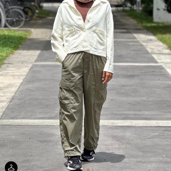 UNIQLO Easy Cargo Pants in Natural Cream Adjustable Hems Women's Size L - Picture 11 of 15